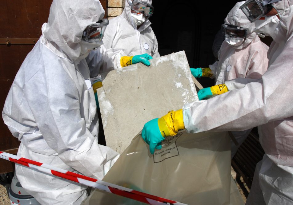 Persone protette che rimuovono amianto, che può provocare gravi malattie