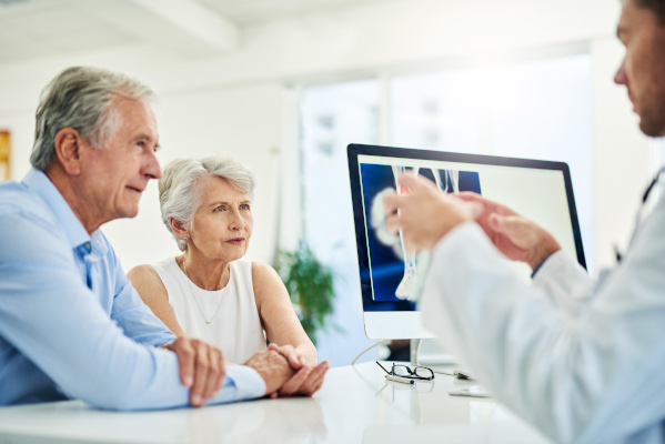 Coppia di anziani dal medico per diagnosi insufficienza renale