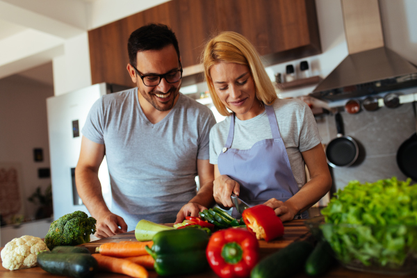 Giovane coppia segue un' alimentazione sana che aiuta a prevenire episodi di brividi da ansia