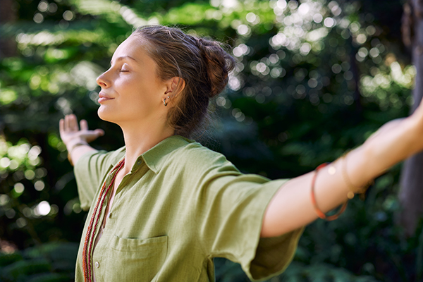 Donna che segue uno stile di vita sano e a contatto con la natura, approfondendo i modi in cui riuscire a superare i suoi stati d’ansia