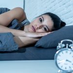 Giovane donna che soffre di insonnia, tra le cause i cambi di stagione