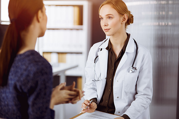 Donna in visita dalla sua dottoressa che riceve informazioni sul principio attivo delle benzodiazepine