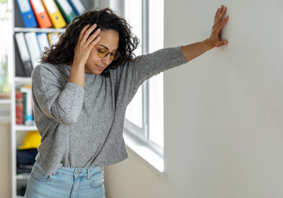 donna-con-vertigini-cosa-prendere-per-giramenti-di-testa Donna con vertigini in casa sua deve capire cosa prendere per giramenti di testa