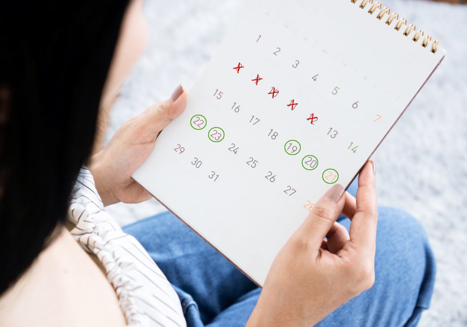 Donna controlla sul calendario le date del ciclo in anticipo