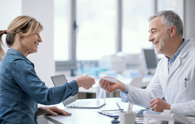Donna nello studio del suo medico per farmaci per le vertigini