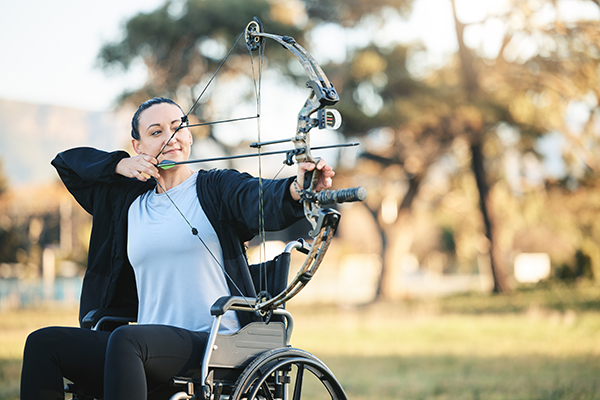 Il tiro con l’arco è uno sport adatto ai disabili in carrozzina, che favorisce concentrazione, coordinazione e capacità di controllo motorio in un ambiente competitivo e inclusivo.