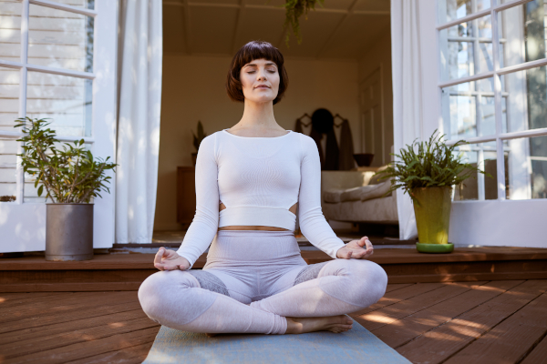 Donna fa meditazione per gestire la nausea da stress
