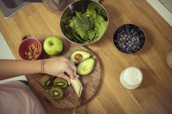 Donna prepara cibo ricco di vitamina E per la pelle