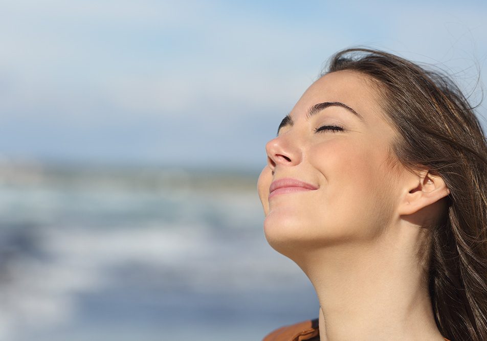 Donna che cammina al mare lungo la spiaggia sollevata grazie alla cura con le benzodiazepine