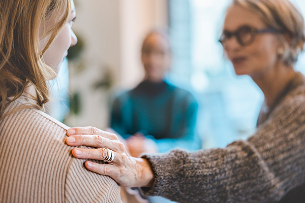 Donne che condividono le emozioni relative alla personale convivenza con il tumore al seno all’interno di un gruppo di supporto