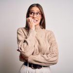 Giovane donna che soffre di attacchi di panico in un momento di paura