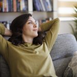 Giovane donna, sul suo divano, ha migliorato il suo umore dopo aver assunto sertralina