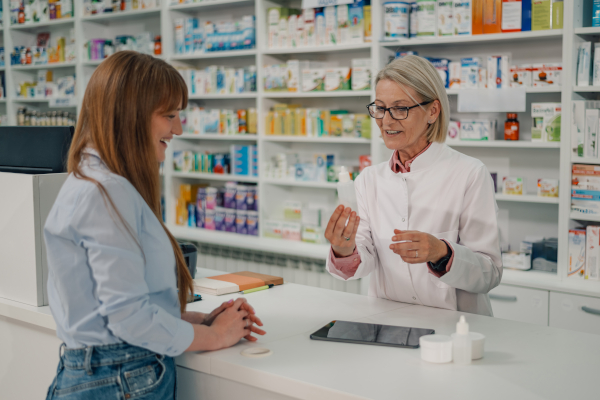 Giovane donna si consulta la farmacista per capire quali creme antibiotiche può acquistare senza ricetta
