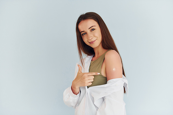 Giovane ragazza che previene il contagio del Papilloma virus, con e senza rapporti, attraverso la vaccinazione