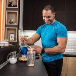 Giovane sportivo si prepara un pasto con alimenti ricchi di fibre