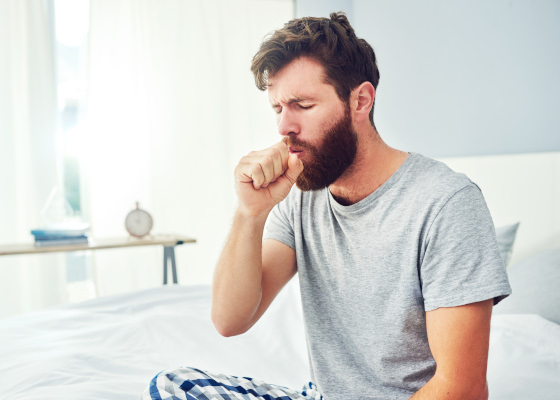Giovane uomo con tosse persistente, tra i sintomi della tubercolosi