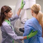 Paziente e dottoressa durante la mammografia