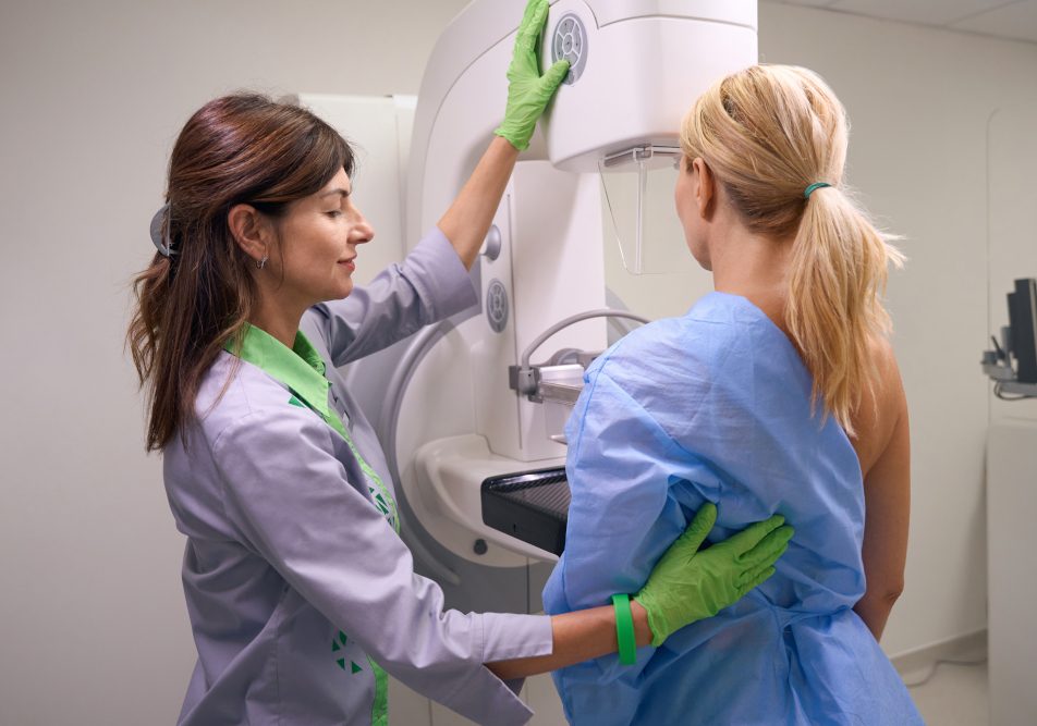 Paziente e dottoressa durante la mammografia