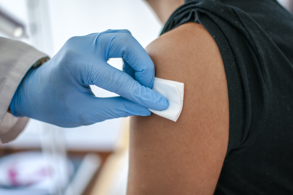 Medico prepara il paziente per il vaccino contro la tubercolosi