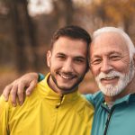 Padre e figlio che praticano attività fisica nella natura per la prevenzione delle cisti peniene e per mantenere in salute l’apparato riproduttivo