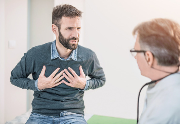 Medico con paziente affetto da mesotelioma a causa dell'amianto
