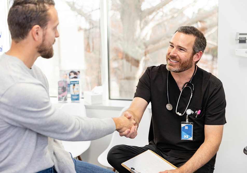 Paziente con l’idrocele che si presenta la medico specialista durante una prima visita presso la clinica