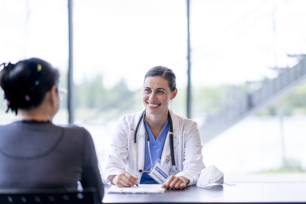 Paziente consulta la propria dottoressa per farmaci per vertigini senza ricetta