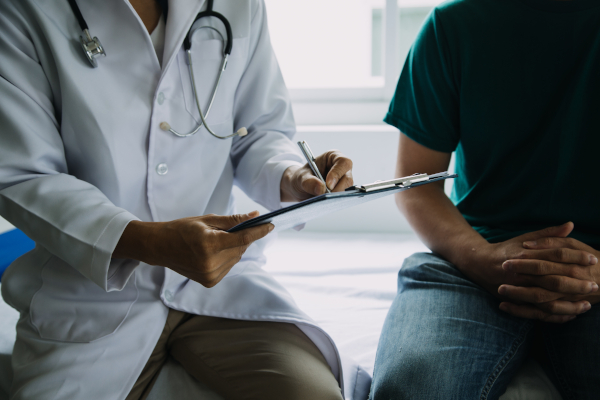 Uomo con sospetti di leishmaniosi in visita dal medico