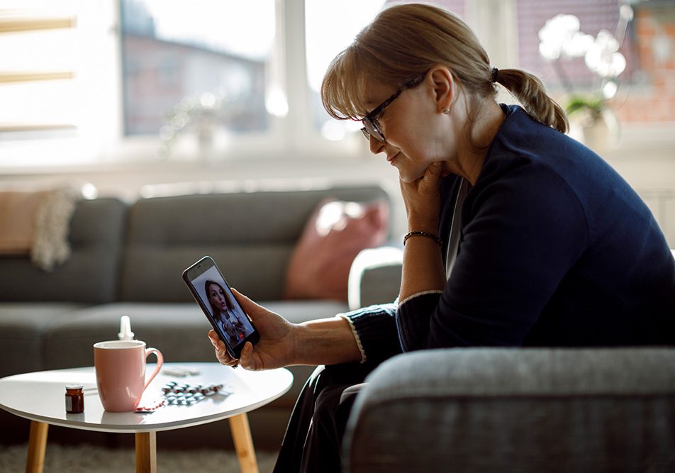 paziente-sottoponendosi-a-consulto-medico-online-durante-periodo-di-comporto-malattia Paziente di età matura che si sottopone ad un consulto medico online da casa durante il periodo di comporto malattia