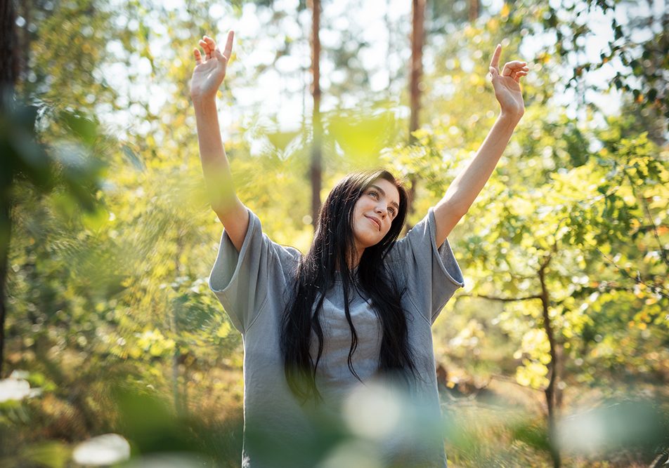 ragazza-nella-foresta-respirando-aria-fresca-migliorando-il-contatto-con-natura-e-benessere Ragazza nella foresta serena e rilassata mentre respira aria fresca, migliorando il suo contatto con la natura e il benessere