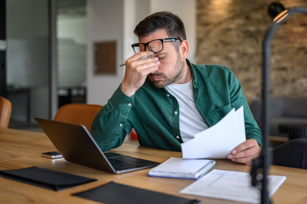 Giovane uomo in una situazione di stress tra le cause della labirintite