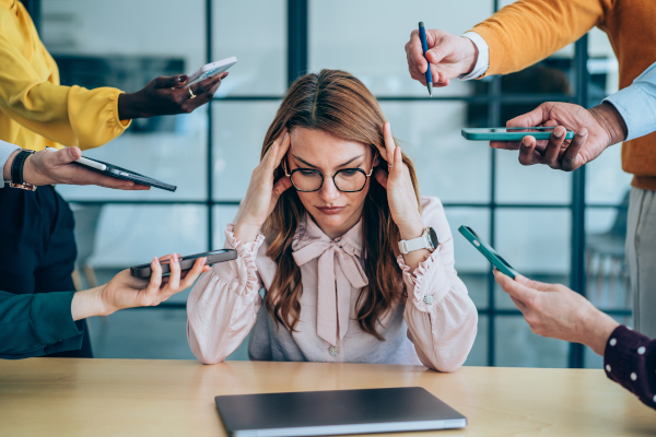 Donna sotto stress, tra le cause della paralisi del sonno
