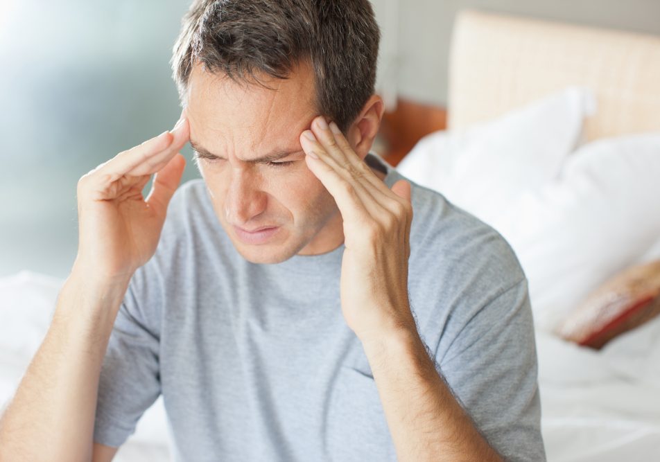 Uomo con forte mal di testa, tra i sintomi della meningite