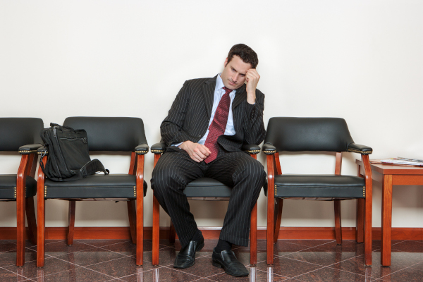 Uomo, in attesa di un colloquio di lavoro, ha tremore e sudorazione improvvisa a causa dell'ansia