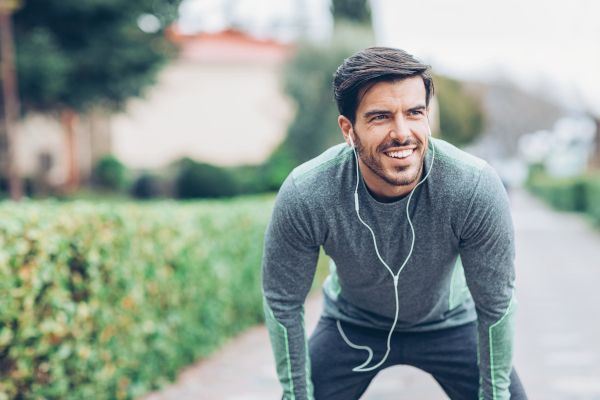 Giovane uomo svolge esercizio fisico per gestire i sintomi dell'ansia