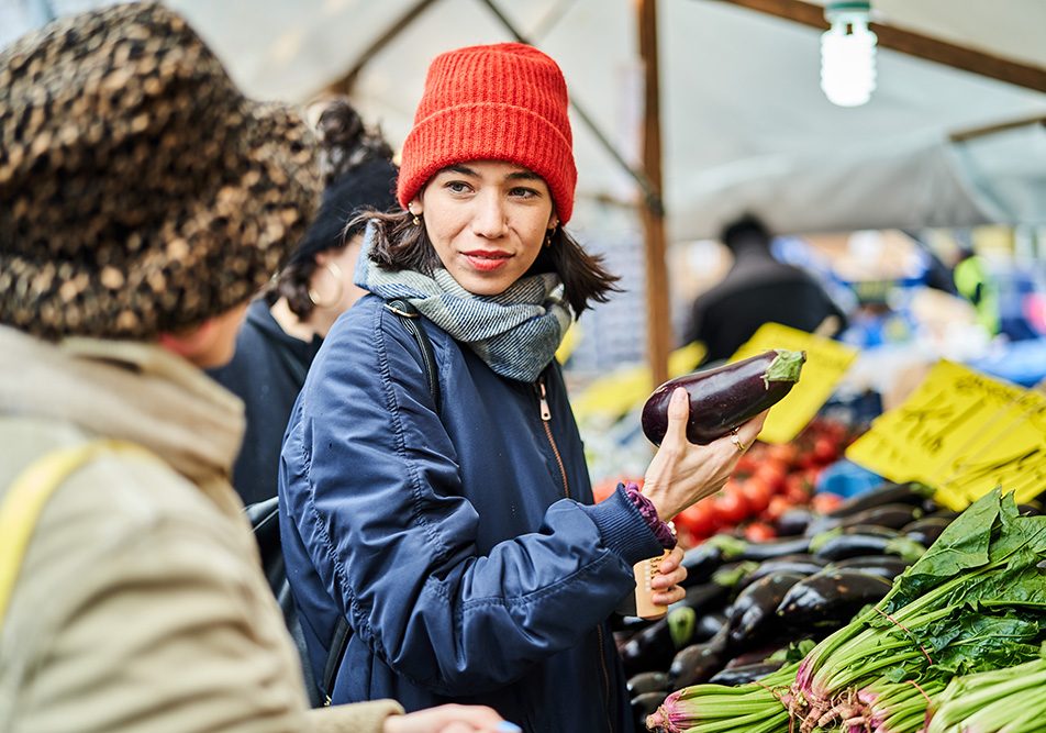 amiche-al-mercato-acquistando-verdura-autunnale-melanzane Amiche al mercato rionale che acquistano verdura autunnale, tra cui melanzane