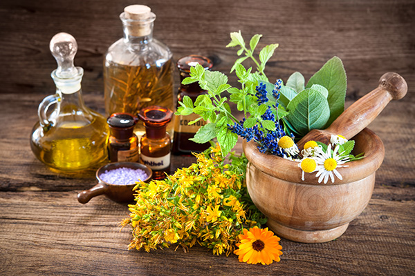 Assortimento di erbe medicinali e di oli essenziali, inclusa camomilla dalle molteplici proprietà