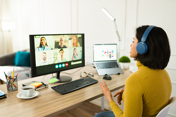 Caregiver che lavora in smart working, usufruendo della possibilità di svolgere l’assistenza domiciliare ai parenti anziani