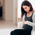 Donna in gravidanza che soffre di bruciore di stomaco