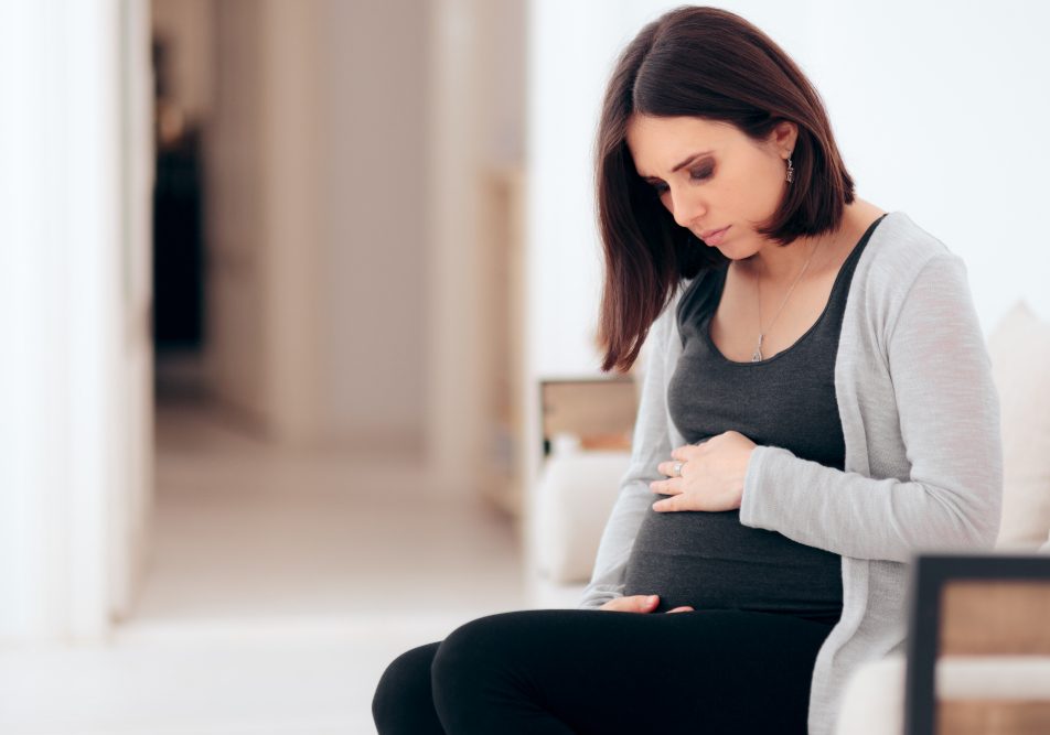 Donna in gravidanza che soffre di bruciore di stomaco