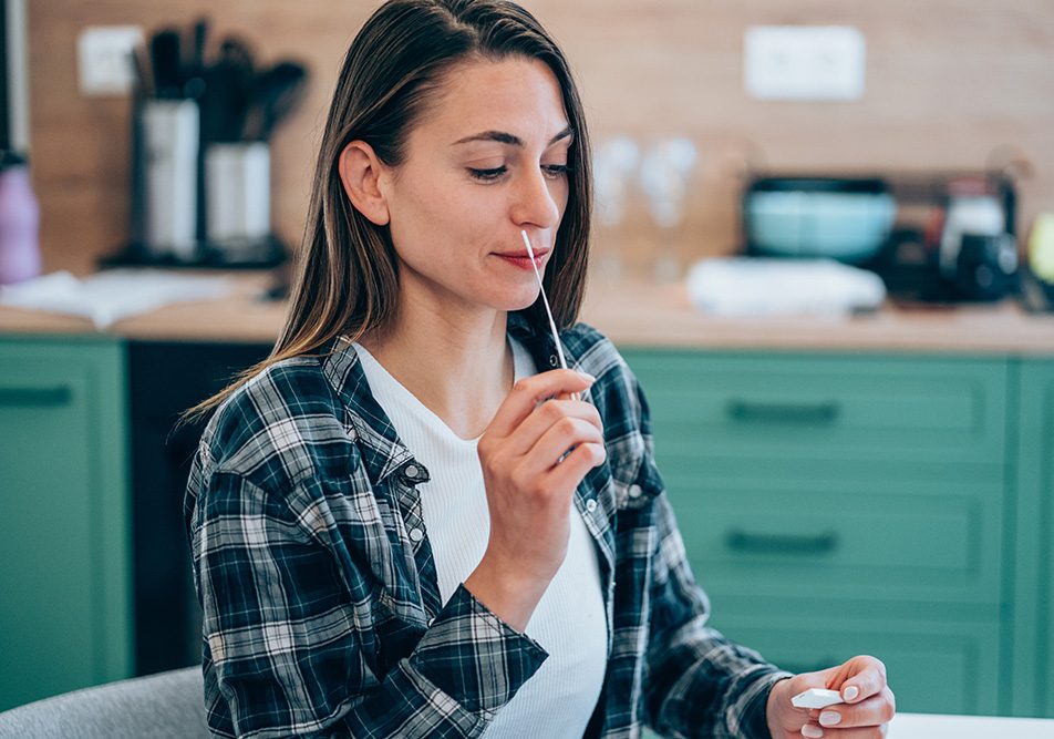 donna-con-perdita-olfatto-e-gusto-eseguendo-autotest-coronavirus-a-casa Donna che osserva una perdita dell’olfatto e del gusto esegue un autotest per il Coronavirus a casa