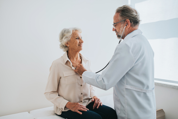 Medico nel suo studio visita donna che soffre di tachicardia
