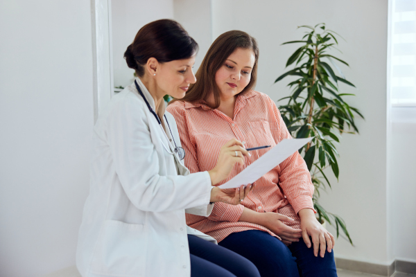 Donna con dottoressa, nello studio per visita reumatologica