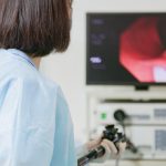 Dottoressa che esamina le immagini all’endoscopio relative a una colonscopia