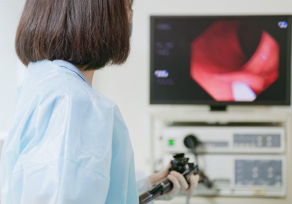 Dottoressa che esamina le immagini all’endoscopio relative a una colonscopia