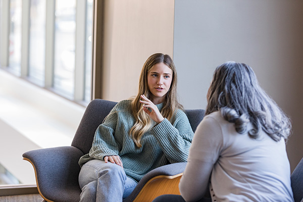 Giovane donna durante una seduta di psicoterapia che riceve supporto psicologico per il superamento della depressione post-partum