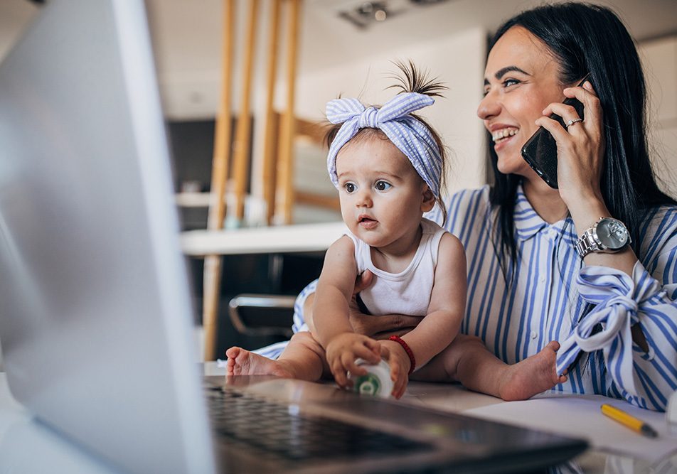 madre-e-bambina-alla-scrivania-domandando-informazioni-su-bonus-mamme-lavoratrici Mamma e bambina che lavorano assieme alla scrivania lavanti al PC; il genitore è al telefono per domandare informazioni sul bonus mamme lavoratrici