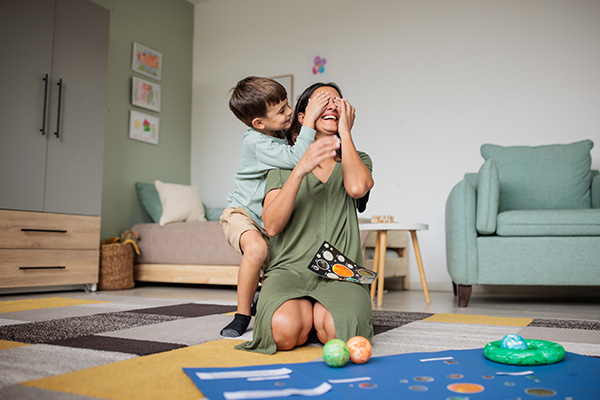 Madre e figlio che giocano insieme a casa, in seguito al rientro a lavoro dopo la maternità di lei