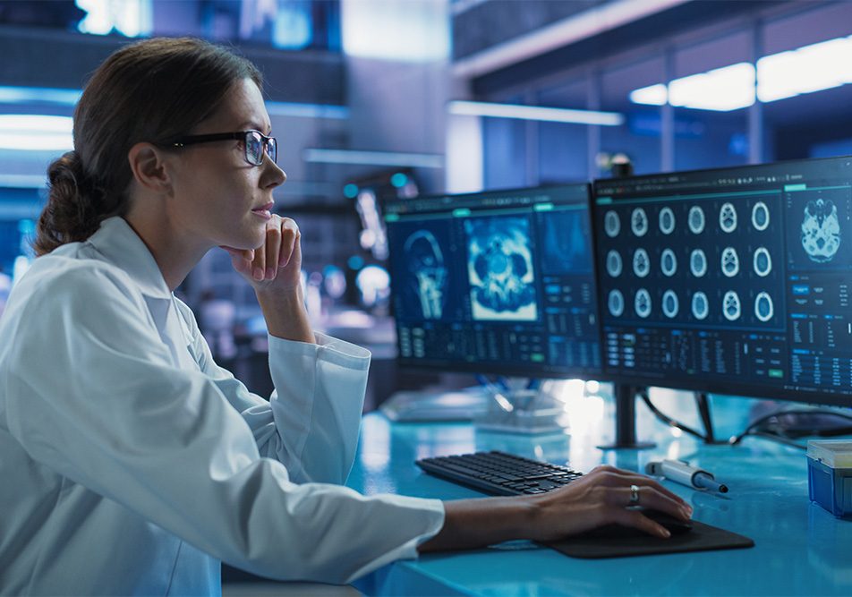 ricercatrice-esaminando-scansione-cerebrale-per-studio-sugli-integratori-memoria Ricercatrice che esamina al computer una scansione cerebrale per approfondire lo studio degli integratori per la memoria nei pazienti affetti da malattie neurodegenerative