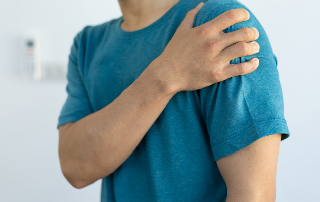 Uomo con dolre al braccio, tra i sintomi dell'infarto nell'uomo